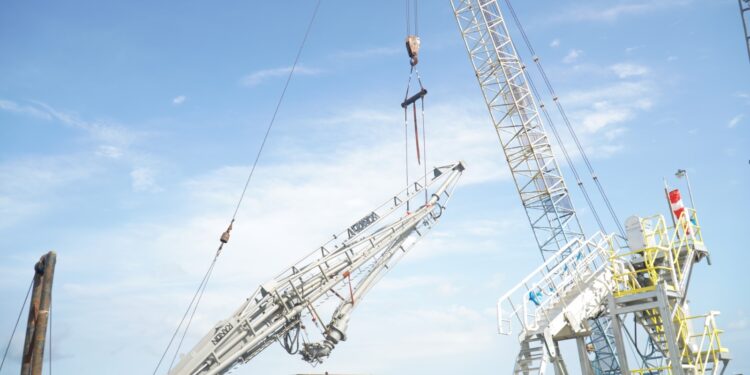 Perkuat Ketahanan Energi Timur Indonesia, Pertamina Patra Niaga RU VII Kasim Tuntaskan Erection MLA