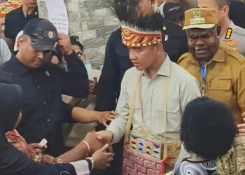 Kunker Perdana di Hari Kartini, Wapres Gibran Bagi Sembako untuk Mama-Mama Papua