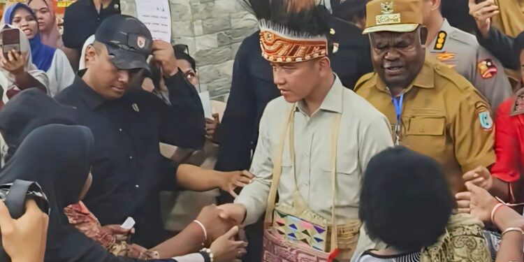 Kunker Perdana di Hari Kartini, Wapres Gibran Bagi Sembako untuk Mama-Mama Papua