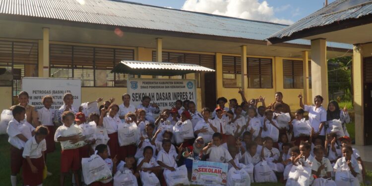 Pertamina Patra Niaga Kilang Kasim Beri Bantuan Pendidikan ke SD Inpres 21 Kabupaten Sorong