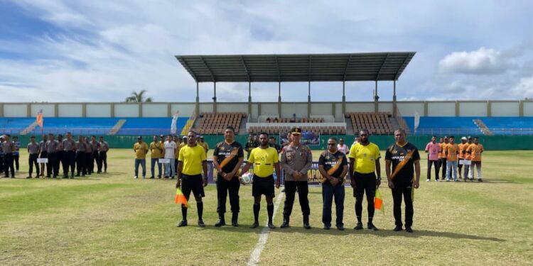Kapolda Papua Barat Daya Resmi Buka Turnamen Sepak Bola Kapolda Cup II Tahun 2026 di Stadion Bawela Kota Sorong
