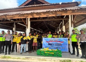 Polda Papua Barat Daya Salurkan Bantuan Sembako kepada Komunitas Maxim