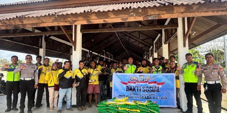 Polda Papua Barat Daya Salurkan Bantuan Sembako kepada Komunitas Maxim