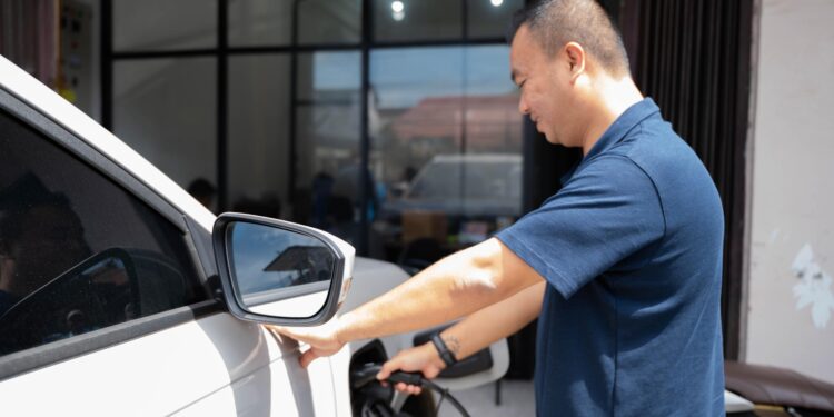 Dukung Transisi Energi di Papua, PLN Perkuat Ekosistem EV Melalui Layanan Home Charging Services