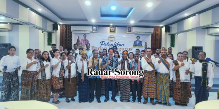Pengurus Dilantik, Herman Hebong Pimpin Ikatan Keluarga Maumere Flores NTT Kota Sorong Periode 2026–2029