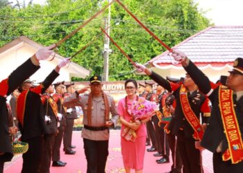 Polda Papua Barat Daya Gelar Farewell and Welcome Parade Sambut Kapolda Baru dengan Tradisi Adat Moi