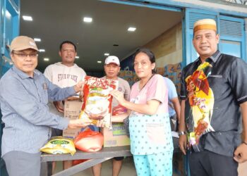 “Melimpah”, KKSS Kota Sorong Salurkan Bantuan Paket Sembako kepada Warga Terdampak Kebakaran di Klademak Pantai