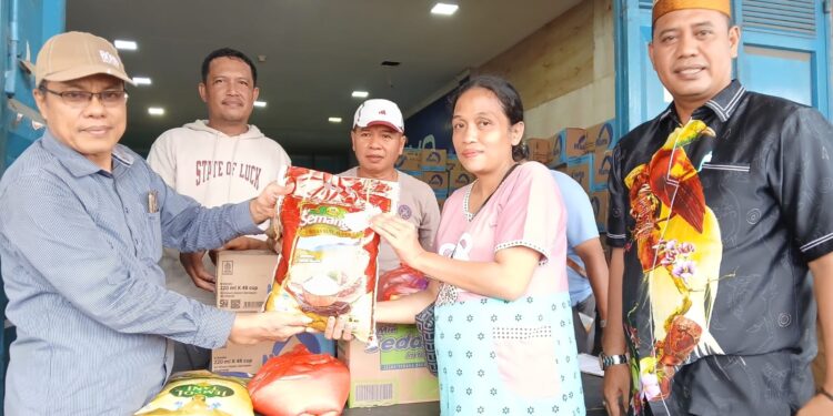 “Melimpah”, KKSS Kota Sorong Salurkan Bantuan Paket Sembako kepada Warga Terdampak Kebakaran di Klademak Pantai