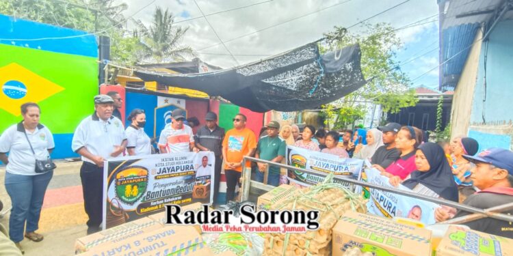 Ikatan Alumni Kota Studi Hollandia Jayapura PBD Salurkan Bantuan untuk Korban Kebakaran di Klaligi dan Malawei