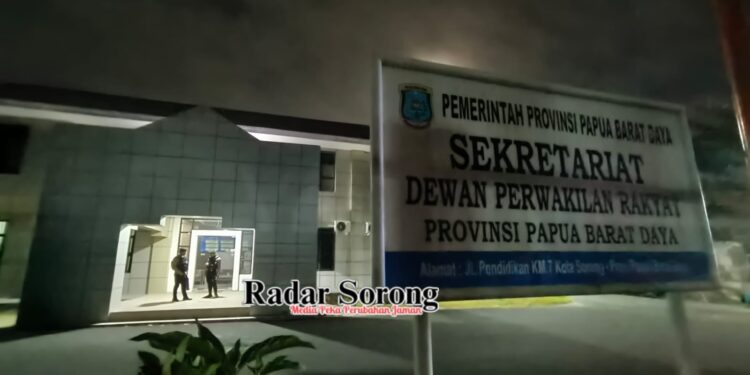 Dugaan Korupsi Pengadaan Rp6,5 Miliar, Subdit Tipidkor Polda PBD Geledah 13 Ruangan di Kantor DPR PBD