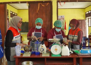Pertamina RU Kasim Gelar Pelatihan Produksi Tepung Sagu, Keripik Pisang, dan Abon Ikan