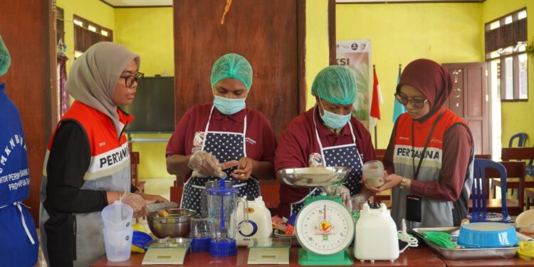 Pertamina RU Kasim Gelar Pelatihan Produksi Tepung Sagu, Keripik Pisang, dan Abon Ikan