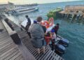 Personel Tourist Police Ditpolairud Polda Papua Barat Daya Berikan Rasa Aman dan Nyaman bagi Wisatawan di Dermaga