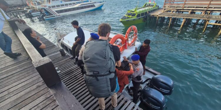 Personel Tourist Police Ditpolairud Polda Papua Barat Daya Berikan Rasa Aman dan Nyaman bagi Wisatawan di Dermaga