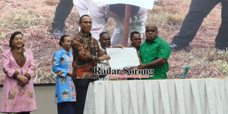 Bank Papua Serahkan Bantuan 6 Unit Motor Sampah dan 2.100 Bibit Pohon, Kadis LH PBD Beri Apresiasi