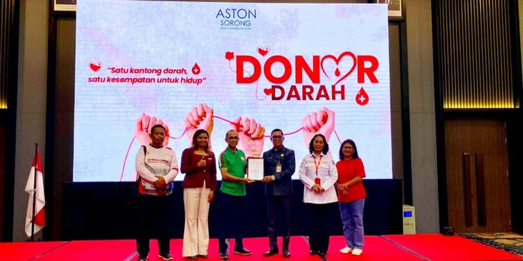 ASTON Sorong Raih Penghargaan dari PMI Kota Sorong atas Komitmen dalam Kegiatan Donor Darah