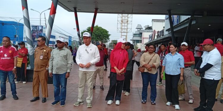 40 Sekolah dan Jajaran Dinkes Meriahkan Karnaval Gerak Jalan Kreasi di Kota Sorong
