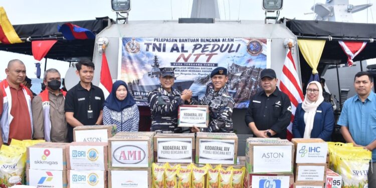 Kapal Perang TNI AL dari Papua Barat Daya Angkut Bahan Kontak untuk Korban Gempa Bumi NTT