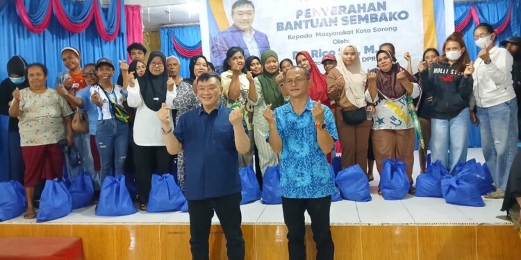 Kunjungi Dapil, Rico Sia Serahkan Ribuan Bantuan Paket Sembako