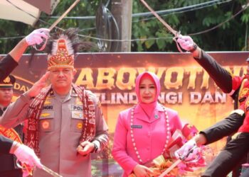 Tradisi Penyambutan dan Pelepasan Warnai Pergantian Kapolda Papua Barat Daya