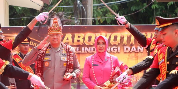 Tradisi Penyambutan dan Pelepasan Warnai Pergantian Kapolda Papua Barat Daya