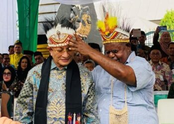 Pawai Taaruf MTQ XXXI, Gubernur Papua Barat Daya Ikut Jalan Kaki dan Serahkan Mahkota Papua