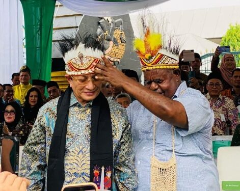 Pawai Taaruf MTQ XXXI, Gubernur Papua Barat Daya Ikut Jalan Kaki dan Serahkan Mahkota Papua