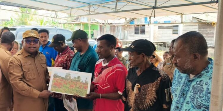 Wali Kota Sorong Serahkan Bantuan Ternak dan Alsintan untuk OAP