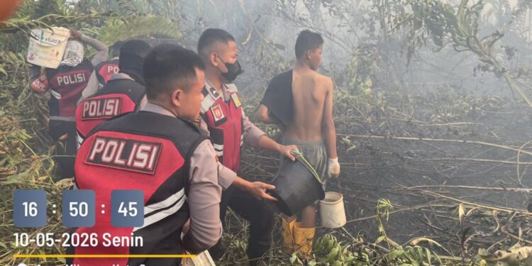 Dit Samapta Polda Papua Barat Daya Tangani Karhutla di Jalan Petrochina