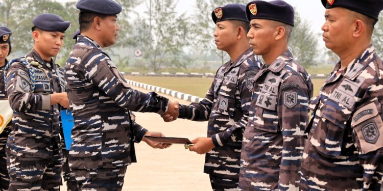 Koarmada III Berikan Penghargaan kepada KRI Teladan dan Prajurit Berprestasi