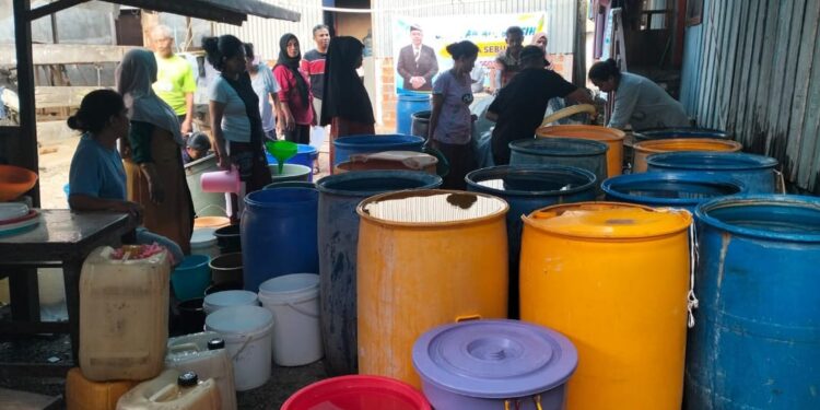 Warga Bersuka Cita, Anggota DPRP PBD Iim Abdul Hosim Bantu Air Bersih Selama Satu Bulan