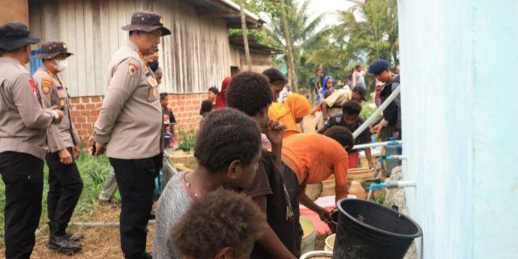 Polda Papua Barat Daya Salurkan Bantuan Air Bersih kepada Warga Warmon Kokoda SP3