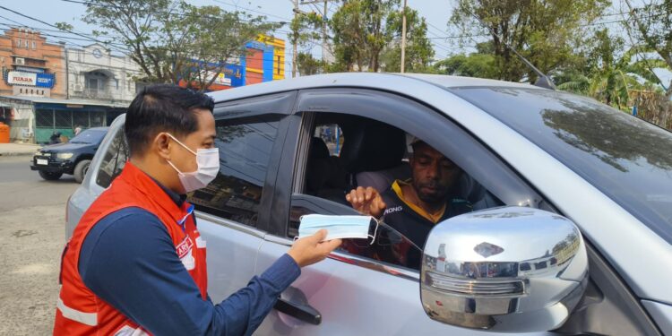 Peduli Dampak Kabut Asap di Sorong, Pertamina Patra Niaga dan Hiswana Migas Bagikan Masker Gratis