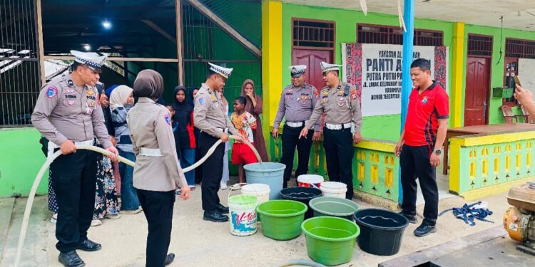 Ditlantas Polda Papua Barat Daya Salurkan 5.000 Liter Air Bersih ke Panti Asuhan Putra-Putri Papua Muslim