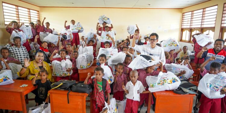 Program SESAMA, Pertamina Kembali Salurkan Perlengkapan Sekolah Bagi Ratusan Murid di Sentani