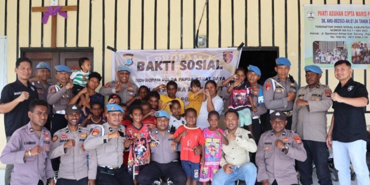 Sambut HUT ke-24 Propam Polri, Bidpropam Polda Papua Barat Daya Salurkan Bansos dan Air Bersih