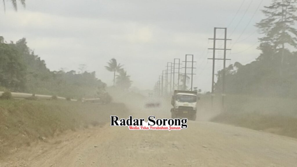 Nampak situasi dan kondisi perjalanan yang berdebu ketika menuju Kilang Kasim.(Fauzia/Radar Sorong)