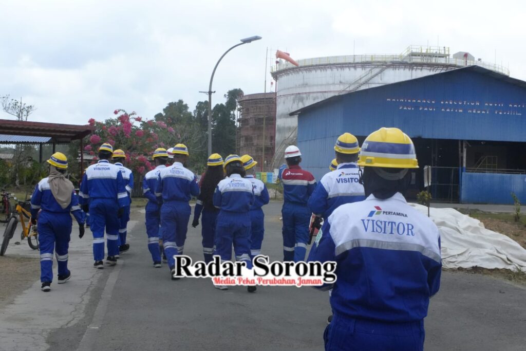 Rombongan wartawan ketika menggunakan APD lengkap memasuki objek vital nasional Kilang Kasim.(Fauzia/Radar Sorong)