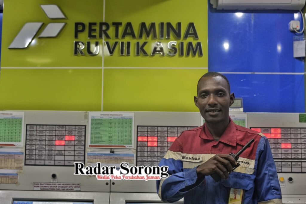 Simon Katumlas sebagai Operator 1 di ruang kontrol untuk memantau langsung jalannya aktivitas operasional di lapangan serta memonitoring unit-unit proses pengolahan melalui layar monitor.(Fauzia/Radar Sorong)